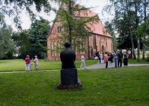 Backstein-Kirche: Ganz dicht an Barlach am "Lesenden Klosterschüler" von Barlach